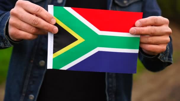 Muž držící venku jihoafrickou vlajku. Den nezávislosti nebo koncepce státních svátků — Stock video