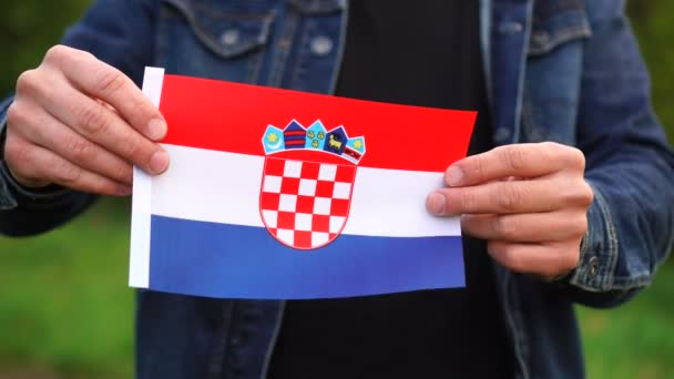 Muž držící venku chorvatskou vlajku. Den nezávislosti nebo koncepce státních svátků — Stock video
