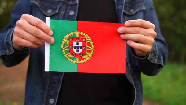 Seorang pria memegang bendera Portugis di luar ruangan. Konsep Hari Kemerdekaan, atau hari libur nasional — Stok Video