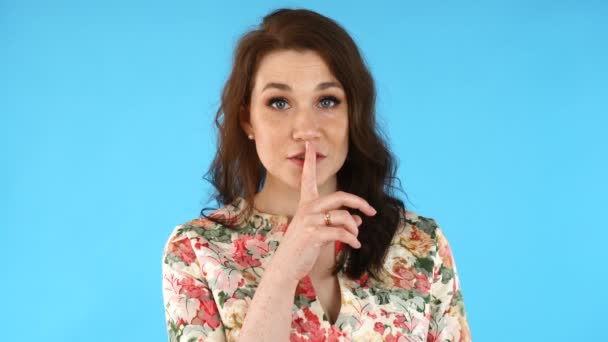 Красивая европейская женщина прикладывает палец к губам, делая жест тсс-тсс. . — стоковое видео