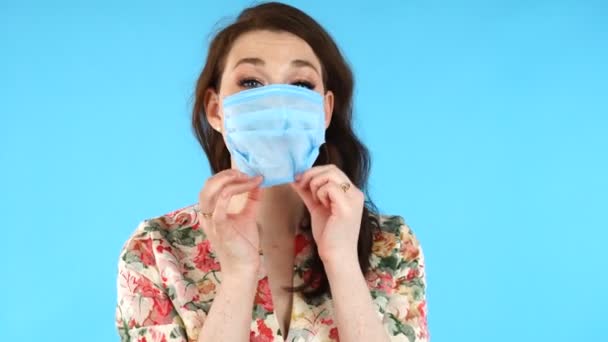 Hoe een medisch masker op te zetten en hoe het effectief te dragen — Stockvideo