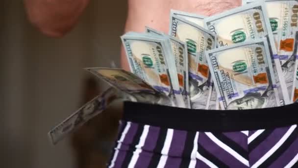 Man dansar med pengar i byxorna — Stockvideo