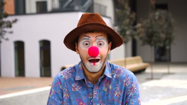 Portrait de super surpris, choqué émotionnel mime acteur homme en plein air dans le chapeau — Video