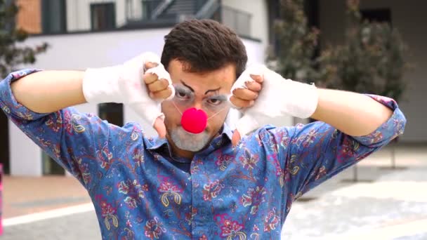 Bonito mimo homem mostrando polegar para baixo ao ar livre — Vídeo de Stock