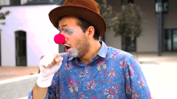Hombre mimo enfermo con sombrero está tosiendo al aire libre — Vídeos de Stock