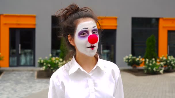 Mime girl winking at camera. Young woman actress outdoor — Stock Video