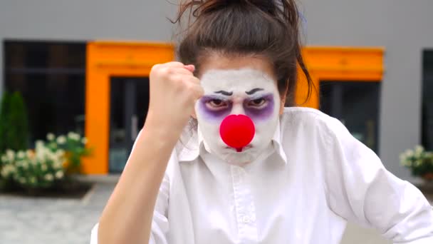 Upset young mime girl holding fist in the air, striking and warning, threatening — Stock Video