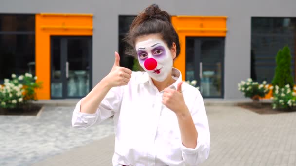 Mime girl making thumb up gesture — Stock Video