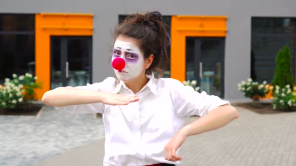 Mime girl making thumb down gesture — Stock Video