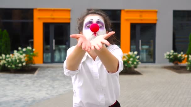 Mime girl sending air kisses on camera — Stock Video