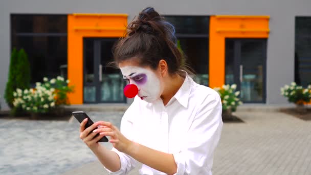 Mime menina styping mensagem no telefone móvel — Vídeo de Stock