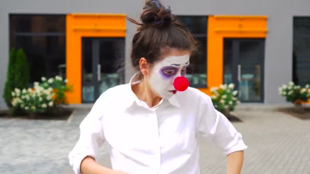 Mim fille ou jeune clown regardant directement la caméra à la recherche d'une perte en plein air — Video