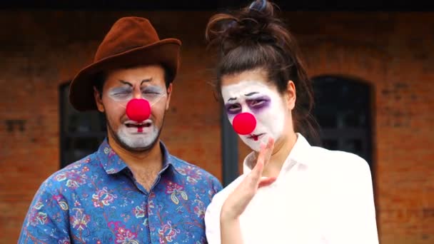 Портрет двух клоунов, которые делают гадкую гримасу — стоковое видео