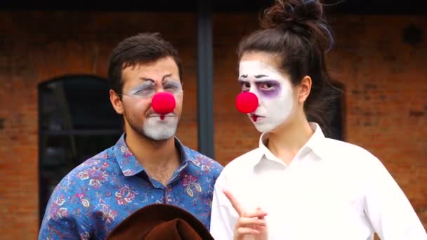 Два клоуна говорят "нет" головой. — стоковое видео