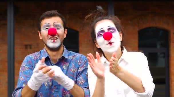 Due buffi clown applaudono all'aperto — Video Stock