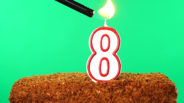 Ciasto z zapaloną świecą numer 8. Klucz chromowy. Zielony ekran. Izolacja — Wideo stockowe
