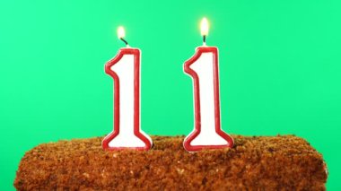 11 numaralı pastayla birlikte yanan mum. Krom anahtar. Yeşil Ekran. İzole edilmiş