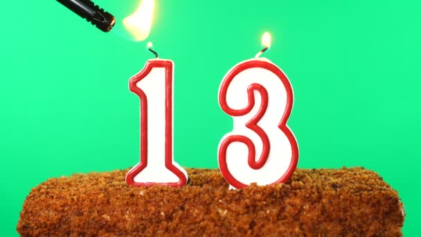 Торт с зажженной свечой номер 13. Хрома-ключ. Зеленый экран. Isolated — стоковое видео