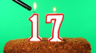 17 numaralı yanan mumlu kek. Krom anahtar. Yeşil Ekran. İzole edilmiş