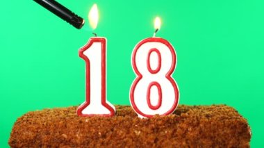 Pasta ve 18 numaralı yanan mum. Krom anahtar. Yeşil Ekran. İzole edilmiş