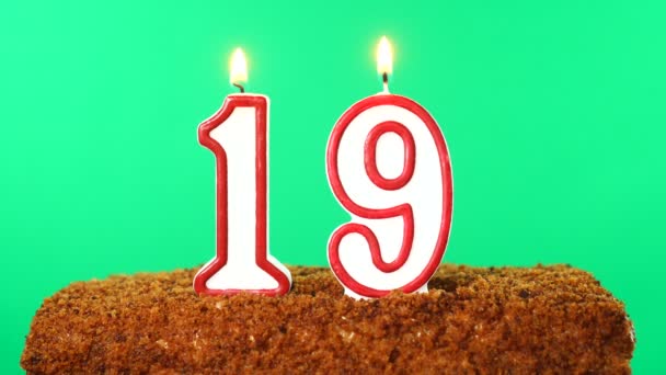 用19点着的蜡烛烤蛋糕.铬键。绿色屏风。被隔离了 — 图库视频影像