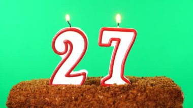 27 numaralı yanan mumlu pasta. Krom anahtar. Yeşil Ekran. İzole edilmiş