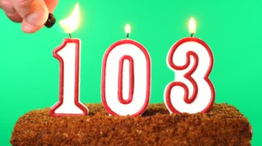 103 numaralı pastada yanan mum. Krom anahtar. Yeşil Ekran. İzole edilmiş