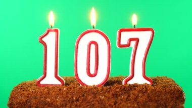 107 numaralı pastada yanan mum. Krom anahtar. Yeşil Ekran. İzole edilmiş
