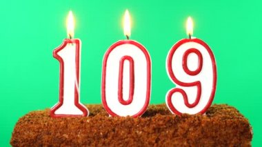 109 numaralı pastada yanan mum. Krom anahtar. Yeşil Ekran. İzole edilmiş