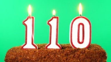 İçinde 110 numara yanan mum olan kek. Krom anahtar. Yeşil Ekran. İzole edilmiş