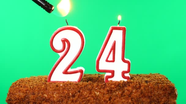 24個のろうそくを灯したケーキ。クロマキー。緑の画面。隔離。 — ストック動画