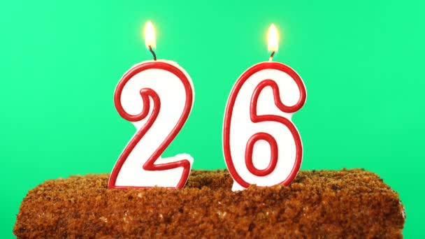 26号的蛋糕点燃了蜡烛。铬键。绿色屏风。被隔离了 — 图库视频影像