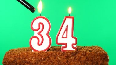 34 numaralı yanan mumlu pasta. Krom anahtar. Yeşil Ekran. İzole edilmiş