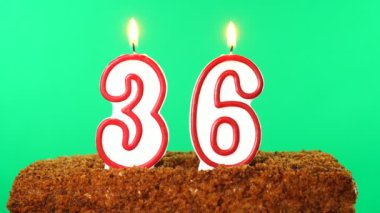 Pasta ve 36 numara yanan mum. Krom anahtar. Yeşil Ekran. İzole edilmiş
