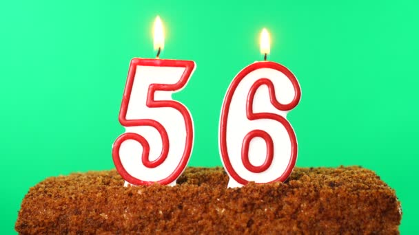 用56点着的蜡烛烤蛋糕.铬键。绿色屏风。被隔离了 — 图库视频影像