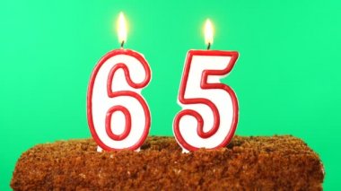 İçinde 65 numara yanan mum olan kek. Krom anahtar. Yeşil Ekran. İzole edilmiş