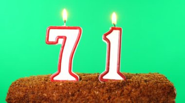 71 numaralı pastada yanan mum. Krom anahtar. Yeşil Ekran. İzole edilmiş