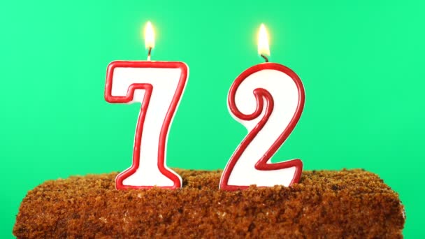 Торт з номером 72 запалена свічка. Ключ хроми. Зелений екран. Ізольовані — стокове відео