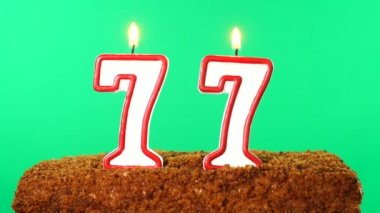 77 numaralı yanan mumlu kek. Krom anahtar. Yeşil Ekran. İzole edilmiş