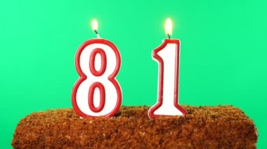 81 numaralı yanan mumlu kek. Krom anahtar. Yeşil Ekran. İzole edilmiş