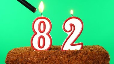 82 numaralı yanan mumlu pasta. Krom anahtar. Yeşil Ekran. İzole edilmiş