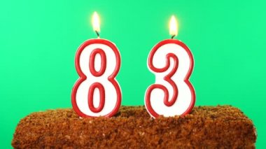 83 numaralı yanan mumlu kek. Krom anahtar. Yeşil Ekran. İzole edilmiş