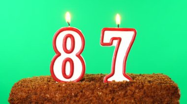87 numaralı pastada yanan mum. Krom anahtar. Yeşil Ekran. İzole edilmiş