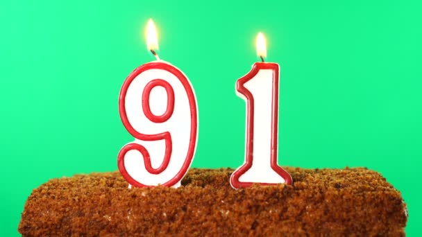 Kue dengan nomor 91 diterangi lilin. Kunci Chroma. Layar Hijau. Terisolasi — Stok Video