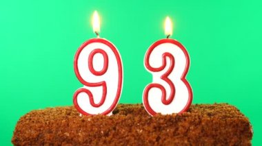 93 numaralı pastada yanan mum. Krom anahtar. Yeşil Ekran. İzole edilmiş