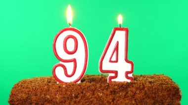 94 numaralı pastada yanan mum. Krom anahtar. Yeşil Ekran. İzole edilmiş
