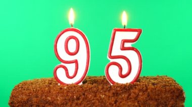 95 numaralı yanan mumlu kek. Krom anahtar. Yeşil Ekran. İzole edilmiş