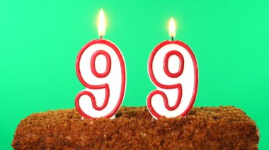 99 numaralı yanan mumlu kek. Krom anahtar. Yeşil Ekran. İzole edilmiş