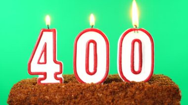 400 numaralı yanan mumlu kek. Krom anahtar. Yeşil Ekran. İzole edilmiş