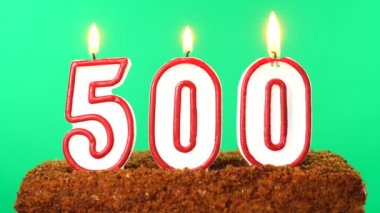 500 numaralı yanan mumlu kek. Krom anahtar. Yeşil Ekran. İzole edilmiş